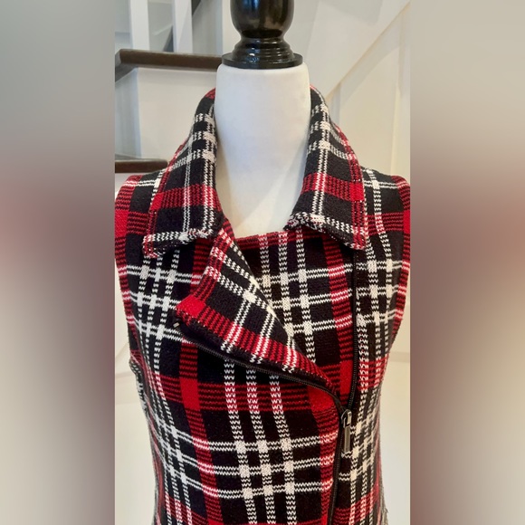 Last Chance! CHAPS Mitty Plaid Sleeveless Sweater Vest - Picture 5 of 11